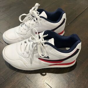 Women’s Fila sneakers size 7 White red blue accents excellent condition